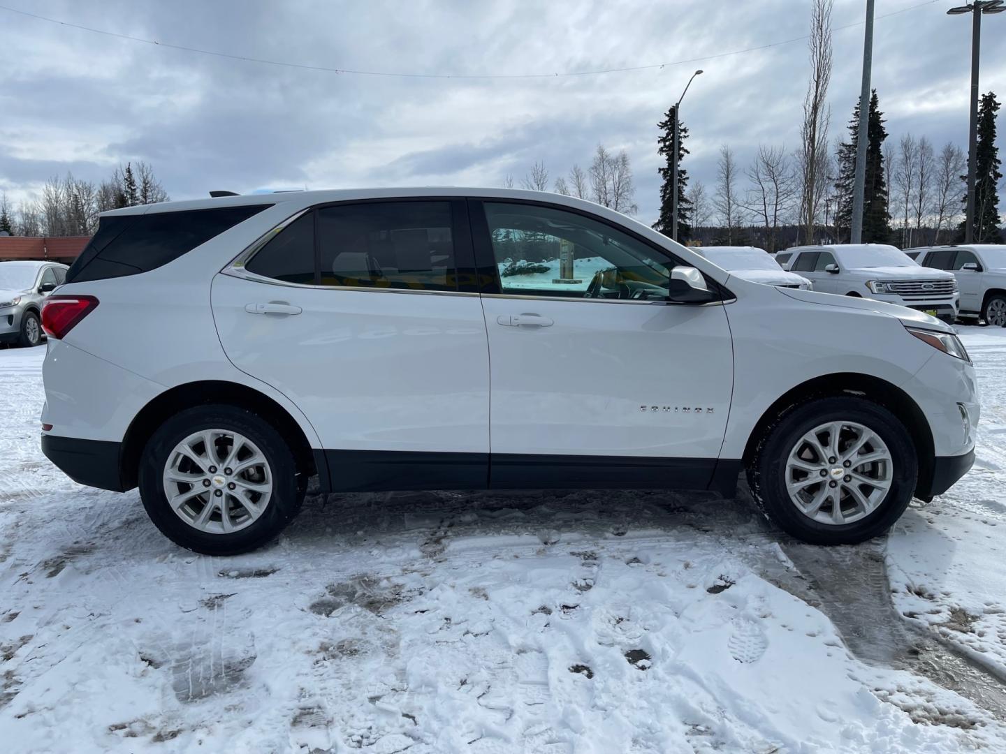 2018 White /Black Chevrolet Equinox LT (2GNAXSEV4J6) with an 1.5L 4 cyl engine, AUTO transmission, located at 1960 Industrial Drive, Wasilla, 99654, (907) 274-2277, 61.573475, -149.400146 - Photo#5